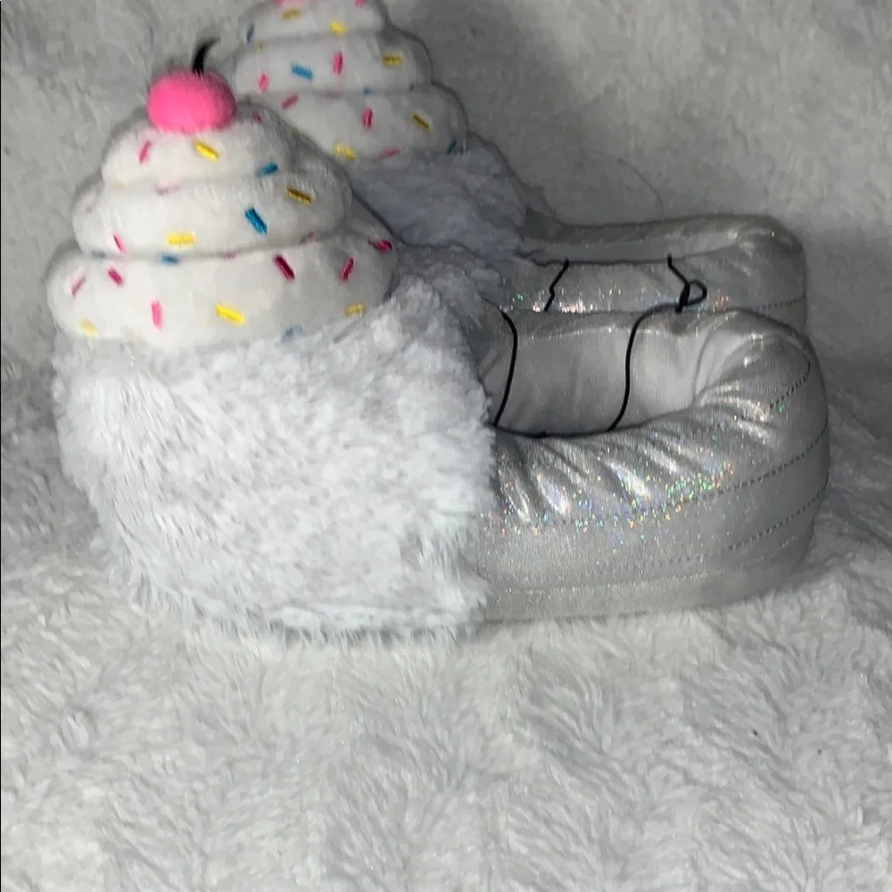 Wonder Nation Silver and White Kids Slippers